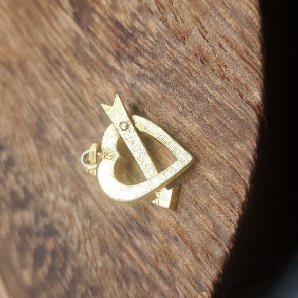 Stamped H or N heart and arrow pendant - Picture 3 of 3